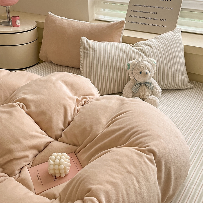 91家纺网 家纺一手货源 找家纺 三朵家纺 2025秋冬新款法莱绒混搭系列四件套 米驼+细条