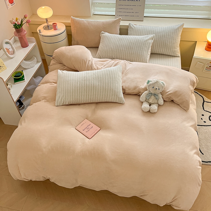 91家纺网 家纺一手货源 找家纺 三朵家纺 2025秋冬新款法莱绒混搭系列四件套 米驼+细条