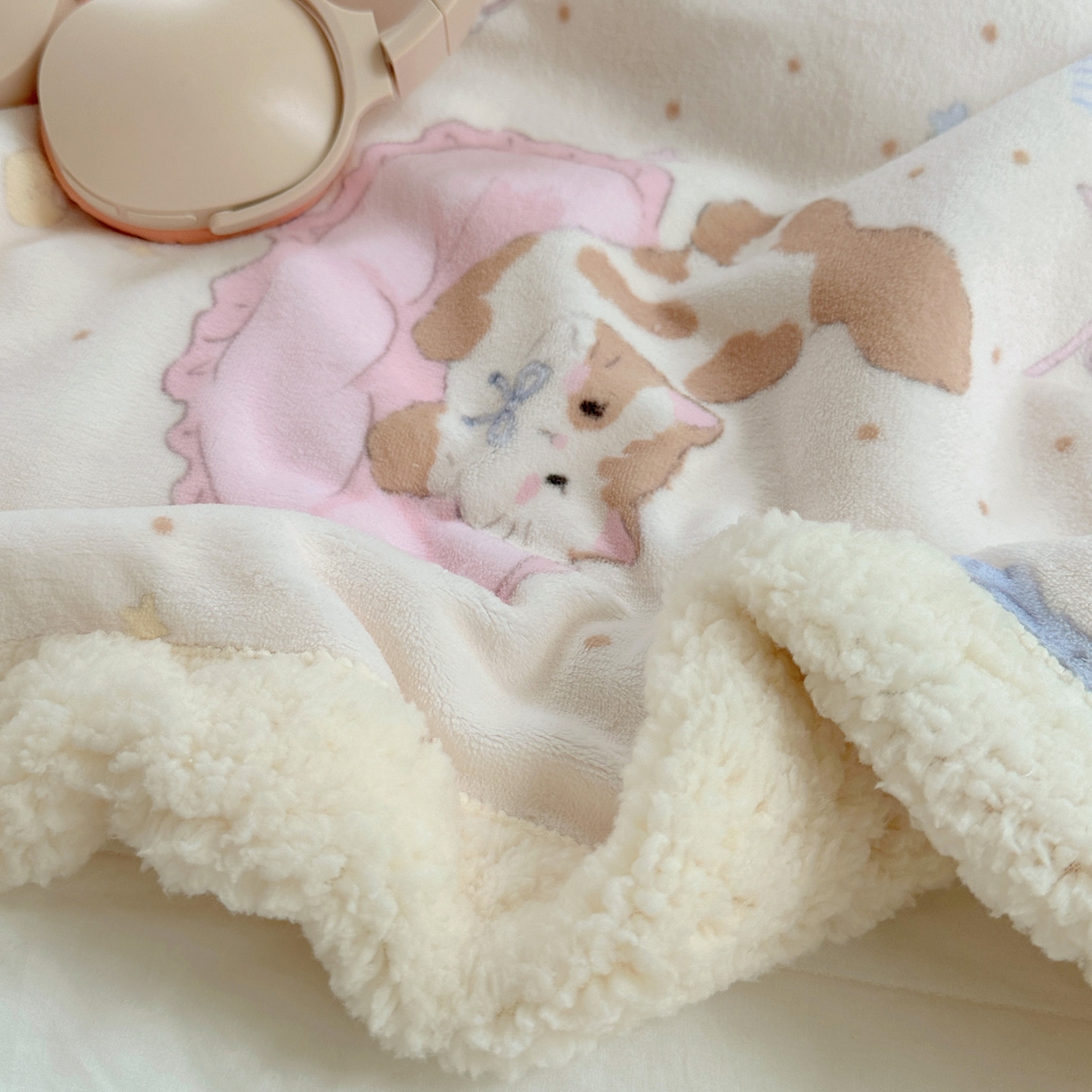 91家纺网 家纺一手货源 找家纺 六巷胡同 2025新款INS卡通A类牛奶绒羊羔绒毛毯毯子 萝莉猫咪崽