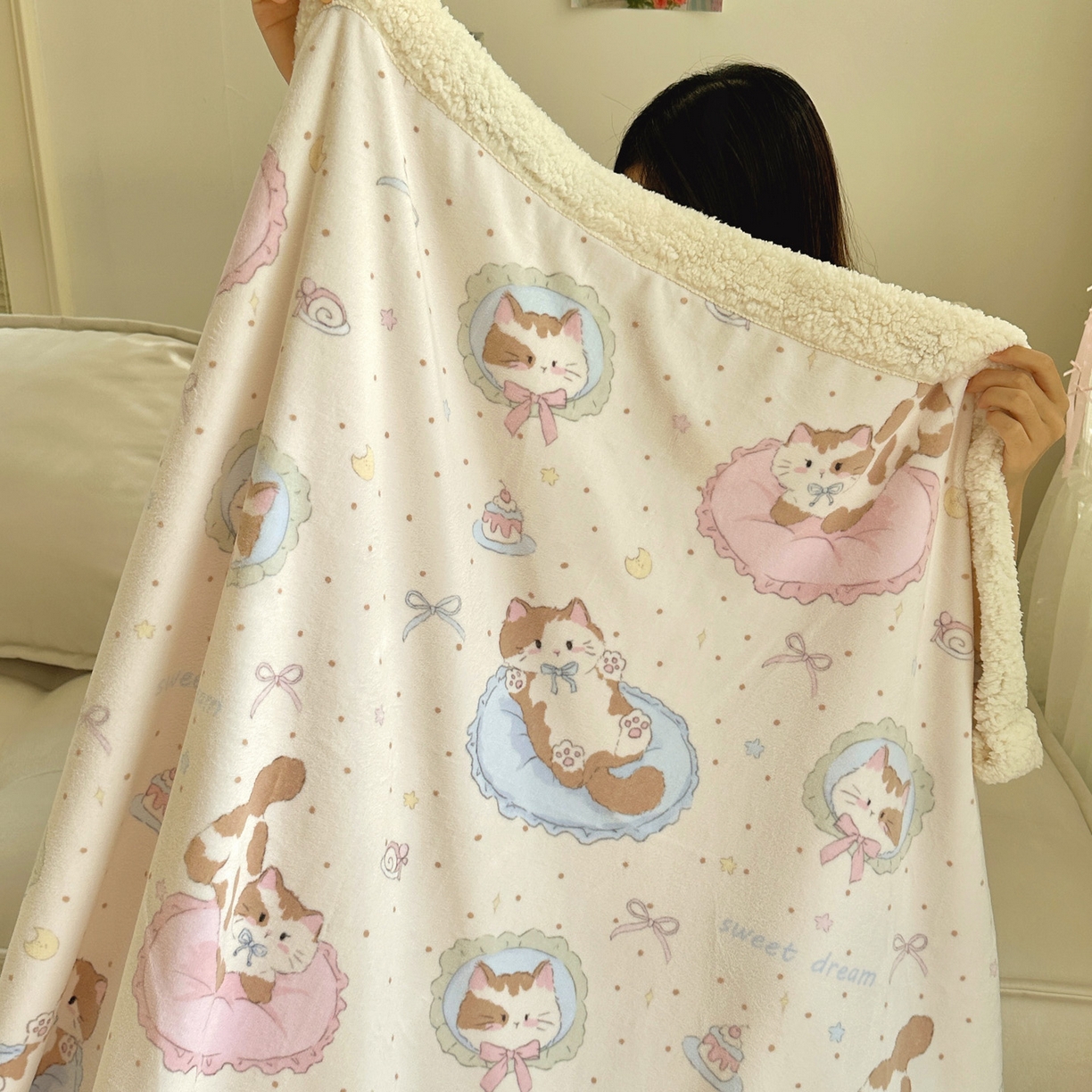 91家纺网 家纺一手货源 找家纺 六巷胡同 2025新款INS卡通A类牛奶绒羊羔绒毛毯毯子 萝莉猫咪崽