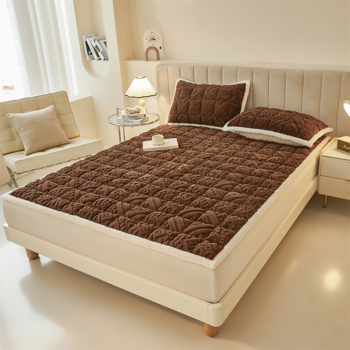 91家纺网 家纺一手货源 找家纺 雯豆家纺 2025秋冬新款加厚塔芙绒床垫床褥床护垫双人床纯色素色垫子 塔芙绒床褥-英伦焦糖