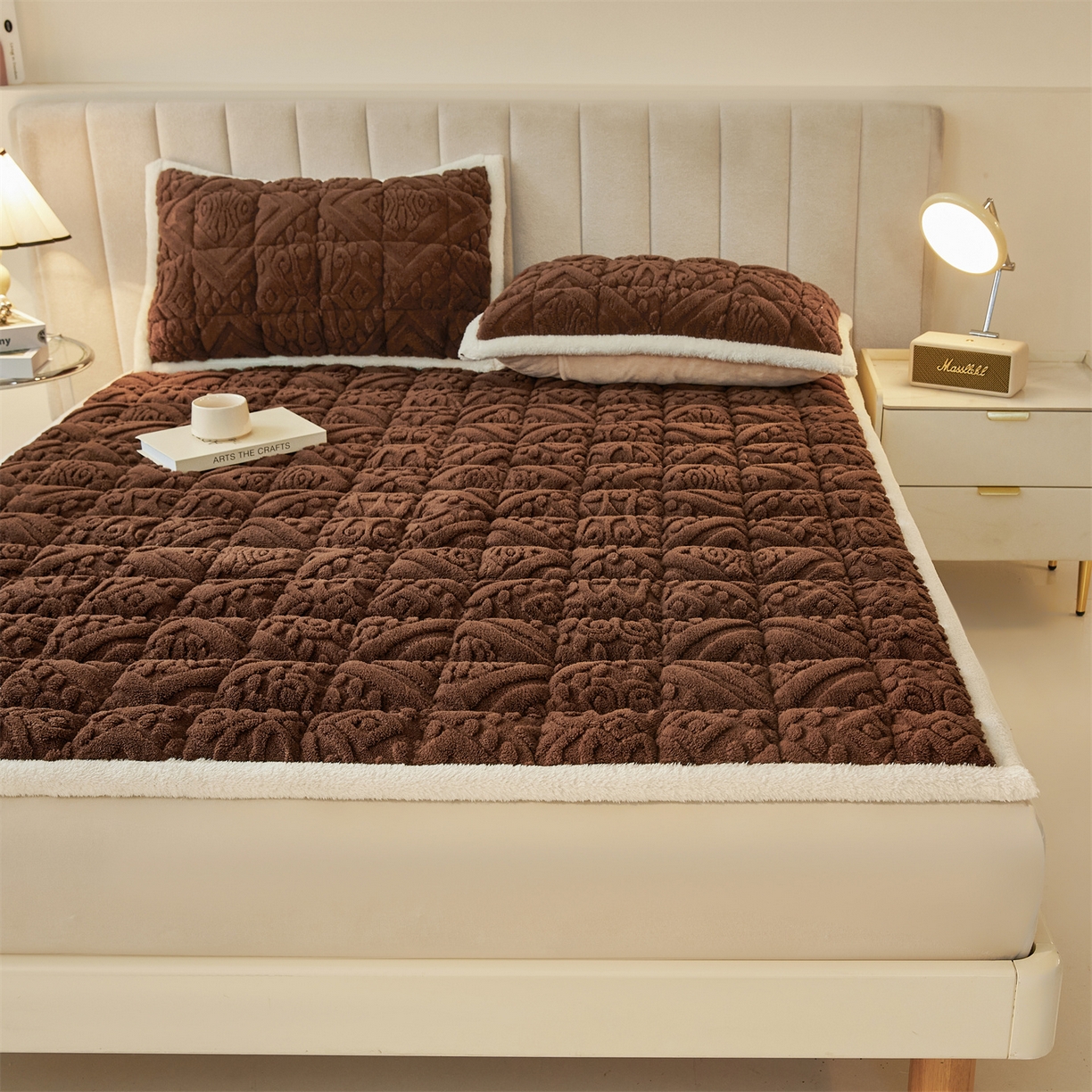 91家纺网 家纺一手货源 找家纺 雯豆家纺 2025秋冬新款加厚塔芙绒床垫床褥床护垫双人床纯色素色垫子 塔芙绒床褥-英伦焦糖