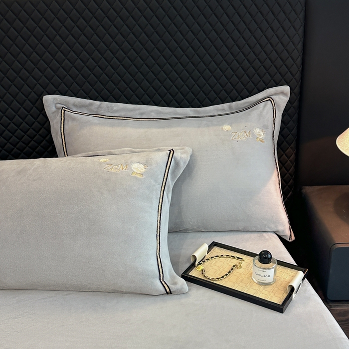 91家纺网 家纺一手货源 找家纺 诺梵家纺 2025新款8.2斤牛奶绒刺绣四件套-布莱妮系列 布莱妮-浅灰