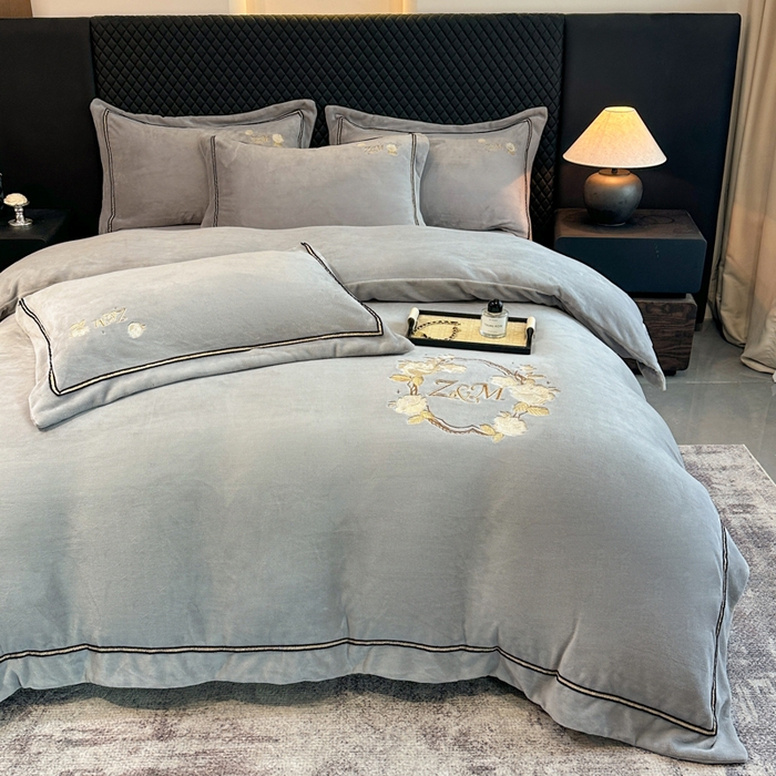 91家纺网 家纺一手货源 找家纺 诺梵家纺 2025新款8.2斤牛奶绒刺绣四件套-布莱妮系列 布莱妮-浅灰