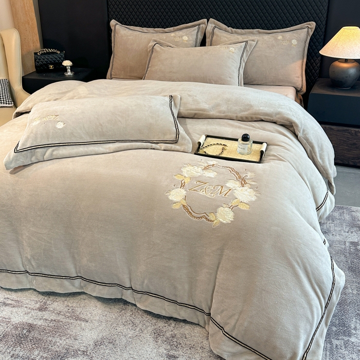 91家纺网 家纺一手货源 找家纺 （总）诺梵家纺 2025新款8.2斤牛奶绒刺绣四件套-布莱妮系列