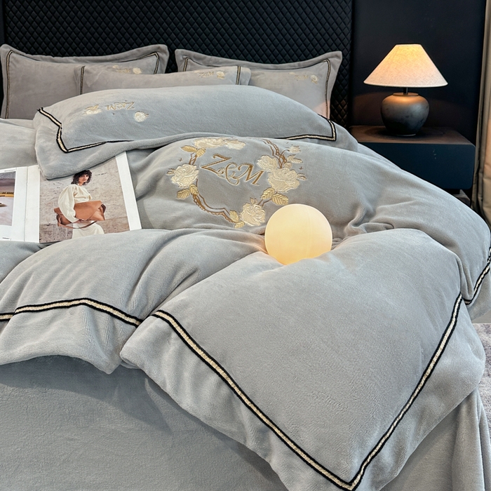 91家纺网 家纺一手货源 找家纺 诺梵家纺 2025新款8.2斤牛奶绒刺绣四件套-布莱妮系列 布莱妮-浅灰