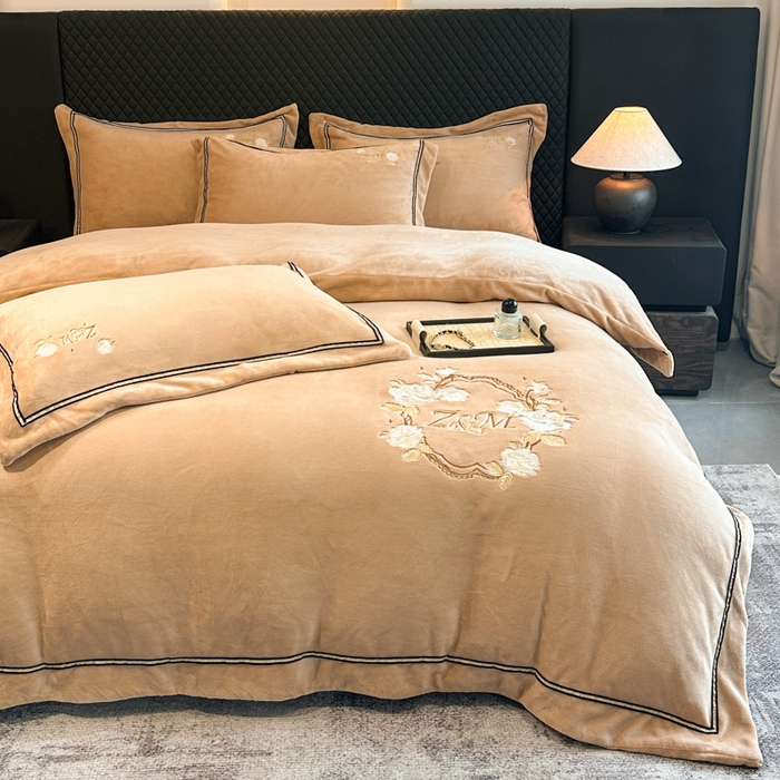 91家纺网 家纺一手货源 找家纺 诺梵家纺 2025新款8.2斤牛奶绒刺绣四件套-布莱妮系列 布莱妮-咖