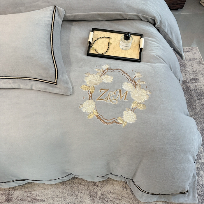 91家纺网 家纺一手货源 找家纺 诺梵家纺 2025新款8.2斤牛奶绒刺绣四件套-布莱妮系列 布莱妮-浅灰