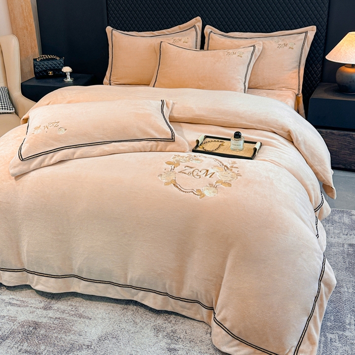 91家纺网 家纺一手货源 找家纺 （总）诺梵家纺 2025新款8.2斤牛奶绒刺绣四件套-布莱妮系列