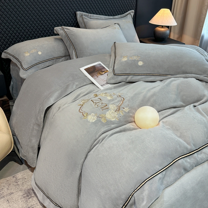 91家纺网 家纺一手货源 找家纺 诺梵家纺 2025新款8.2斤牛奶绒刺绣四件套-布莱妮系列 布莱妮-浅灰