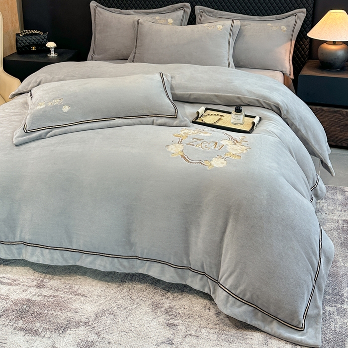 91家纺网 家纺一手货源 找家纺 诺梵家纺 2025新款8.2斤牛奶绒刺绣四件套-布莱妮系列 布莱妮-浅灰