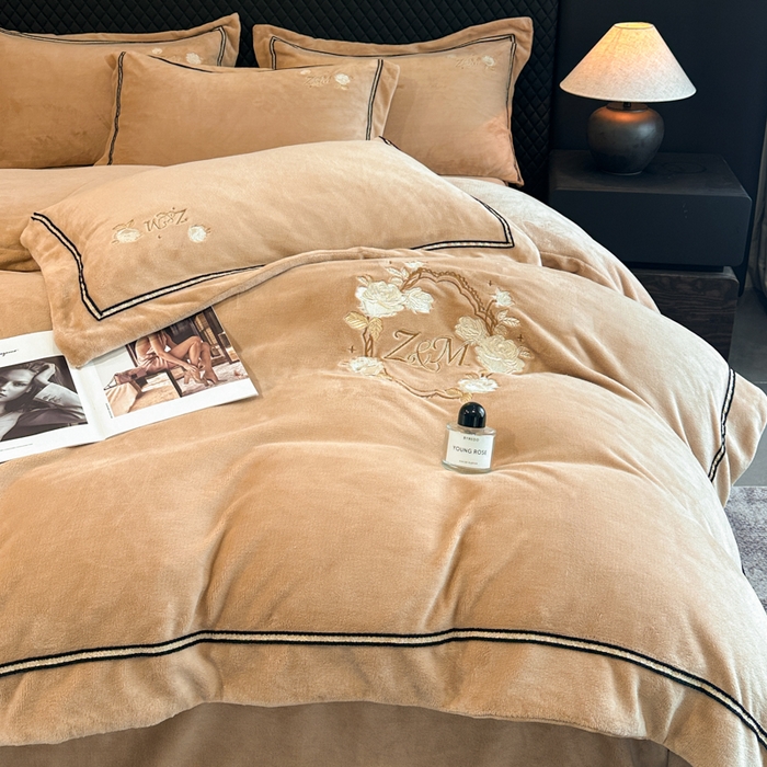 91家纺网 家纺一手货源 找家纺 诺梵家纺 2025新款8.2斤牛奶绒刺绣四件套-布莱妮系列 布莱妮-咖