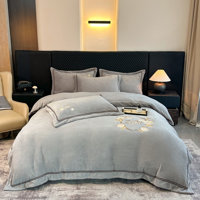 91家纺网 家纺一手货源 找家纺 诺梵家纺 2025新款8.2斤牛奶绒刺绣四件套-布莱妮系列 布莱妮-浅灰