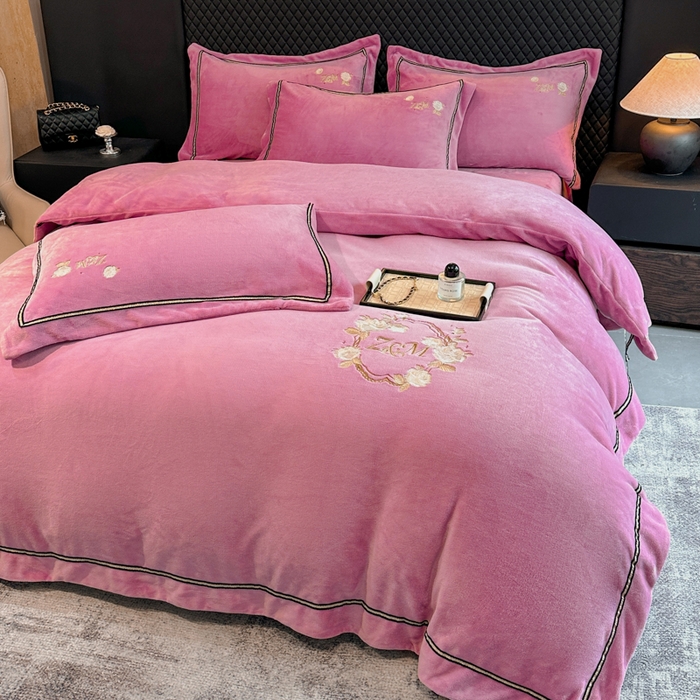 91家纺网 家纺一手货源 找家纺 （总）诺梵家纺 2025新款8.2斤牛奶绒刺绣四件套-布莱妮系列