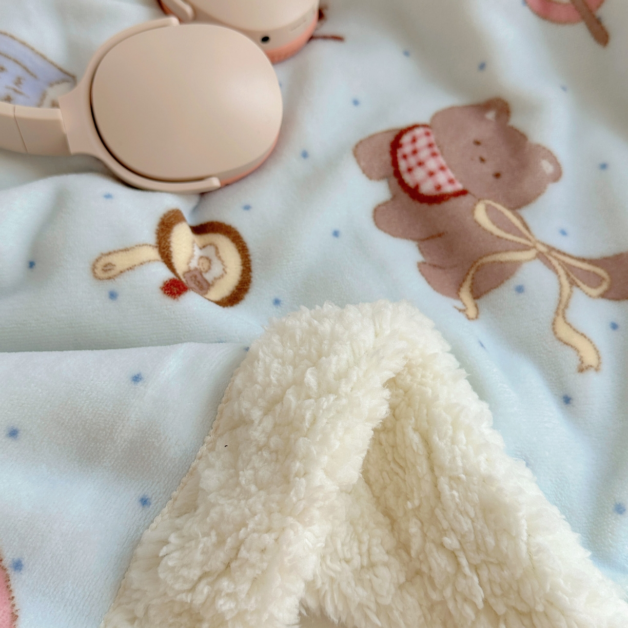 91家纺网 家纺一手货源 找家纺 六巷胡同 2025新款INS卡通A类牛奶绒羊羔绒毛毯毯子 萌趣宠物趴