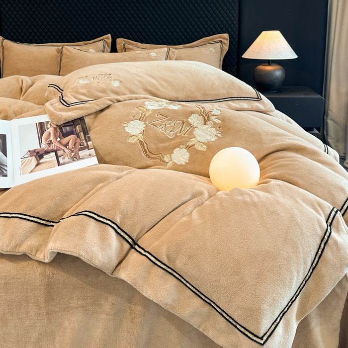 91家纺网 家纺一手货源 找家纺 诺梵家纺 2025新款8.2斤牛奶绒刺绣四件套-布莱妮系列 布莱妮-咖