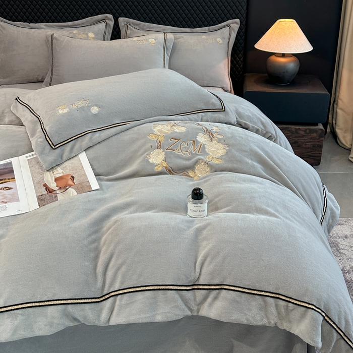 91家纺网 家纺一手货源 找家纺 诺梵家纺 2025新款8.2斤牛奶绒刺绣四件套-布莱妮系列 布莱妮-浅灰