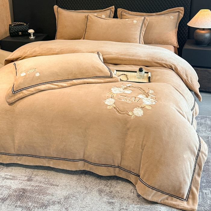 91家纺网 家纺一手货源 找家纺 诺梵家纺 2025新款8.2斤牛奶绒刺绣四件套-布莱妮系列 布莱妮-咖