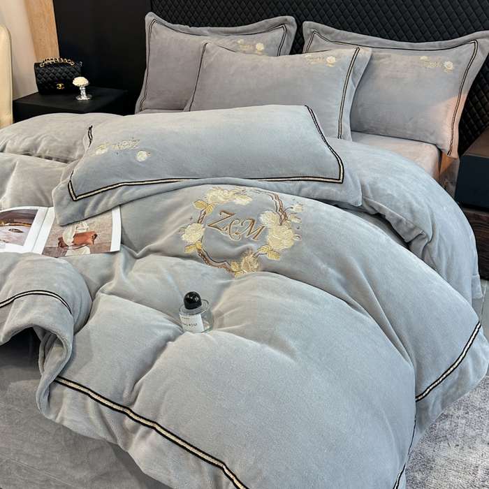 91家纺网 家纺一手货源 找家纺 诺梵家纺 2025新款8.2斤牛奶绒刺绣四件套-布莱妮系列 布莱妮-浅灰