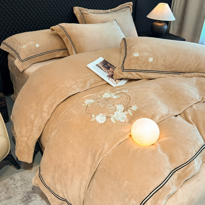 91家纺网 家纺一手货源 找家纺 诺梵家纺 2025新款8.2斤牛奶绒刺绣四件套-布莱妮系列 布莱妮-咖