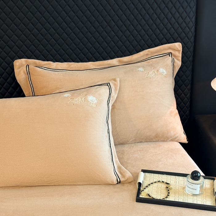 91家纺网 家纺一手货源 找家纺 诺梵家纺 2025新款8.2斤牛奶绒刺绣四件套-布莱妮系列 布莱妮-咖