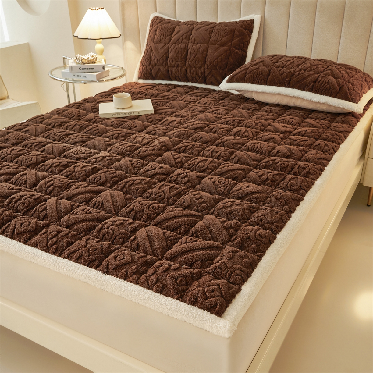 91家纺网 家纺一手货源 找家纺 雯豆家纺 2025秋冬新款加厚塔芙绒床垫床褥床护垫双人床纯色素色垫子 塔芙绒床褥-英伦焦糖