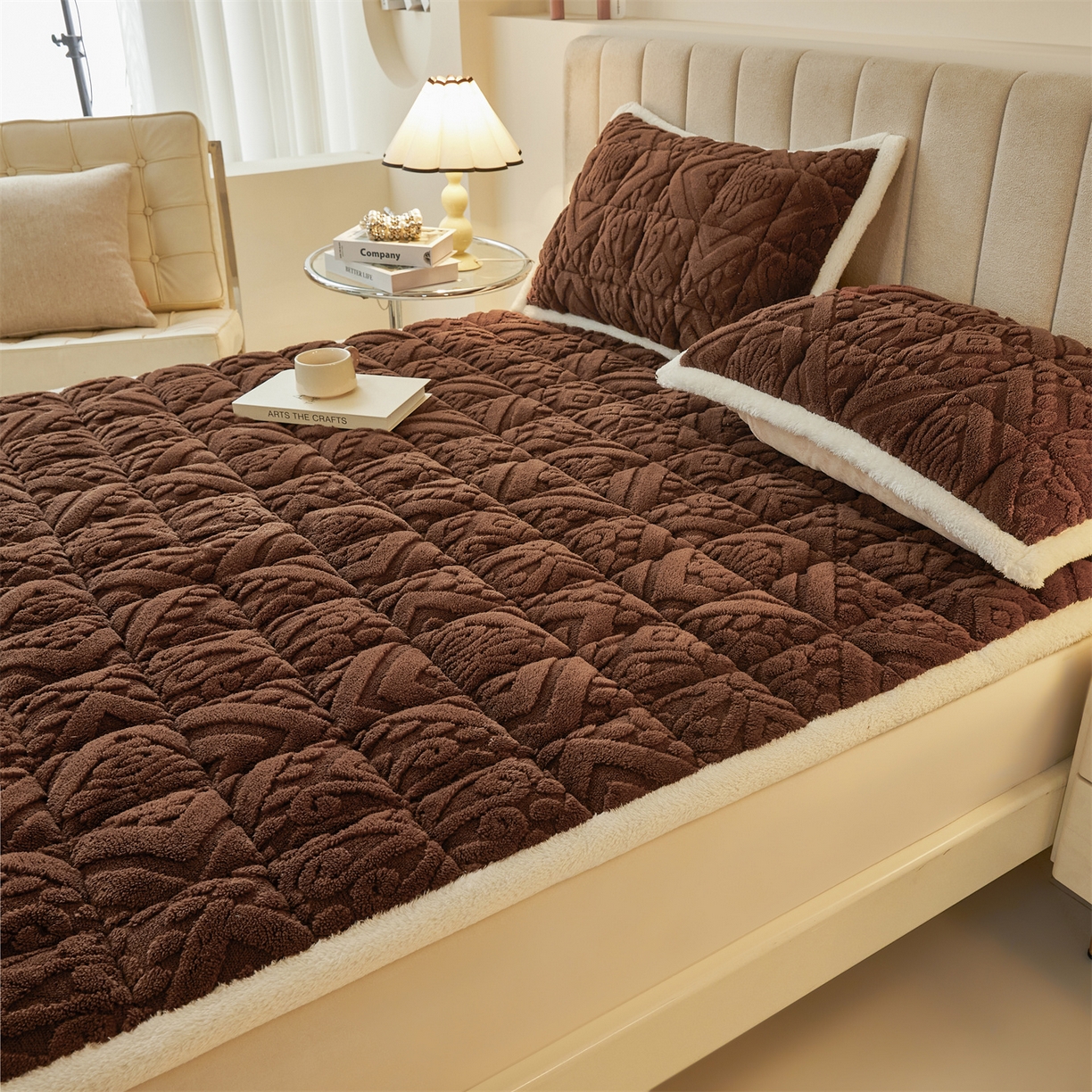 91家纺网 家纺一手货源 找家纺 雯豆家纺 2025秋冬新款加厚塔芙绒床垫床褥床护垫双人床纯色素色垫子 塔芙绒床褥-英伦焦糖