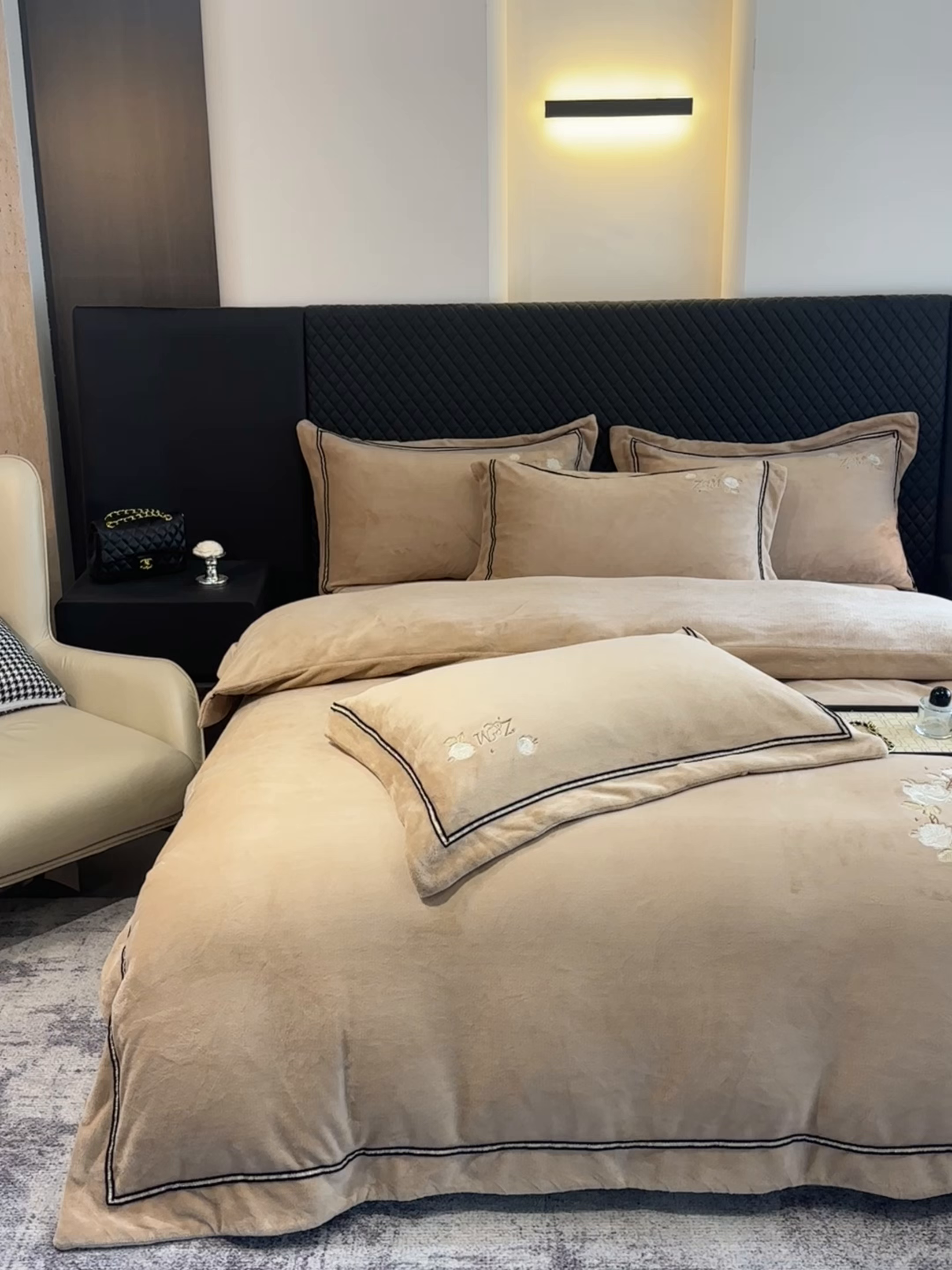 91家纺网 家纺一手货源 找家纺 诺梵家纺 2025新款8.2斤牛奶绒刺绣四件套-布莱妮系列 布莱妮-咖