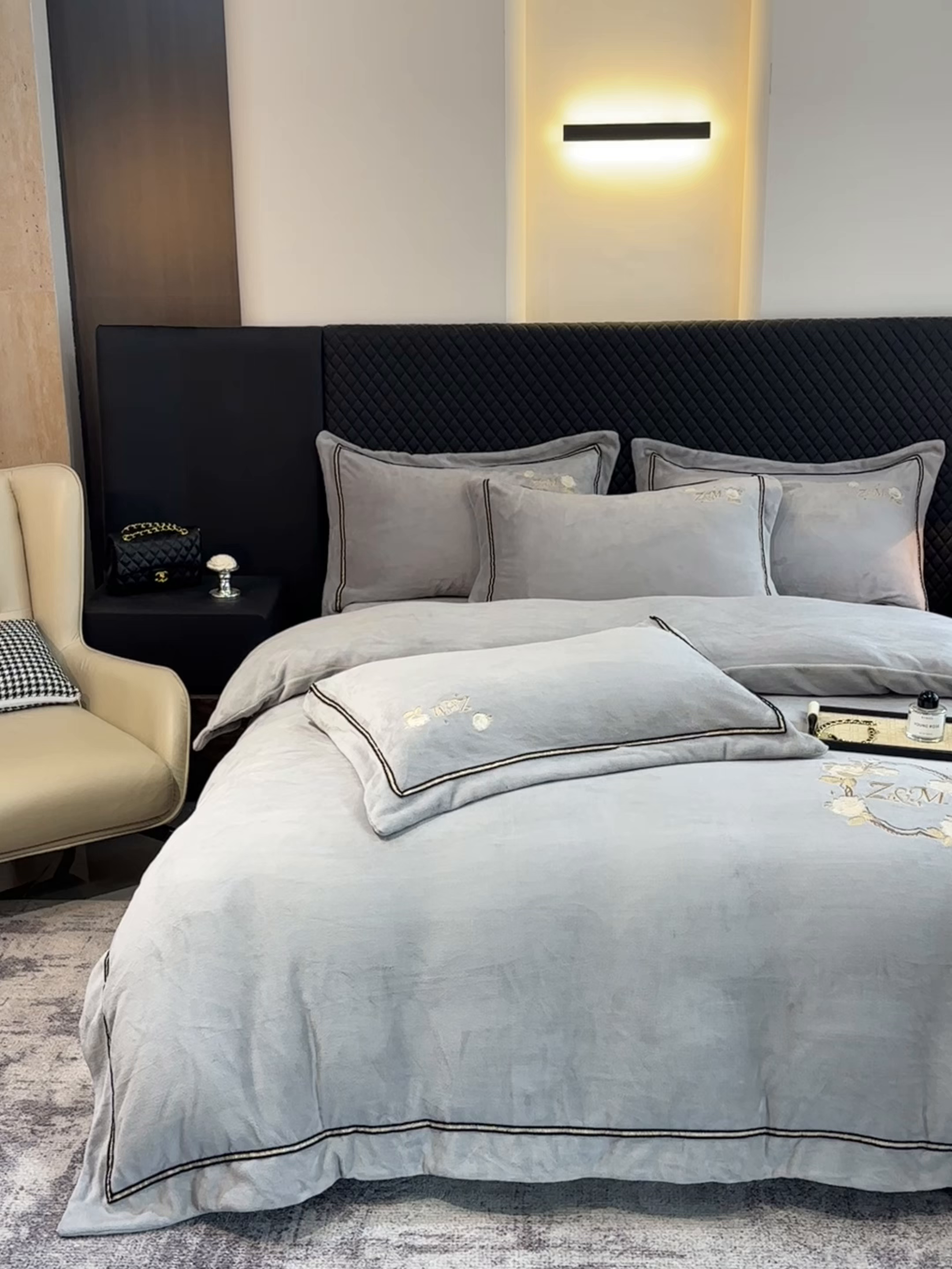 91家纺网 家纺一手货源 找家纺 诺梵家纺 2025新款8.2斤牛奶绒刺绣四件套-布莱妮系列 布莱妮-浅灰