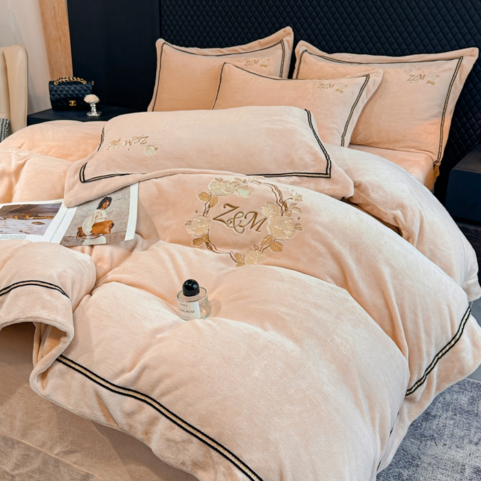 91家纺网 家纺一手货源 找家纺 诺梵家纺 2025新款8.2斤牛奶绒刺绣四件套-布莱妮系列 布莱妮-肉粉