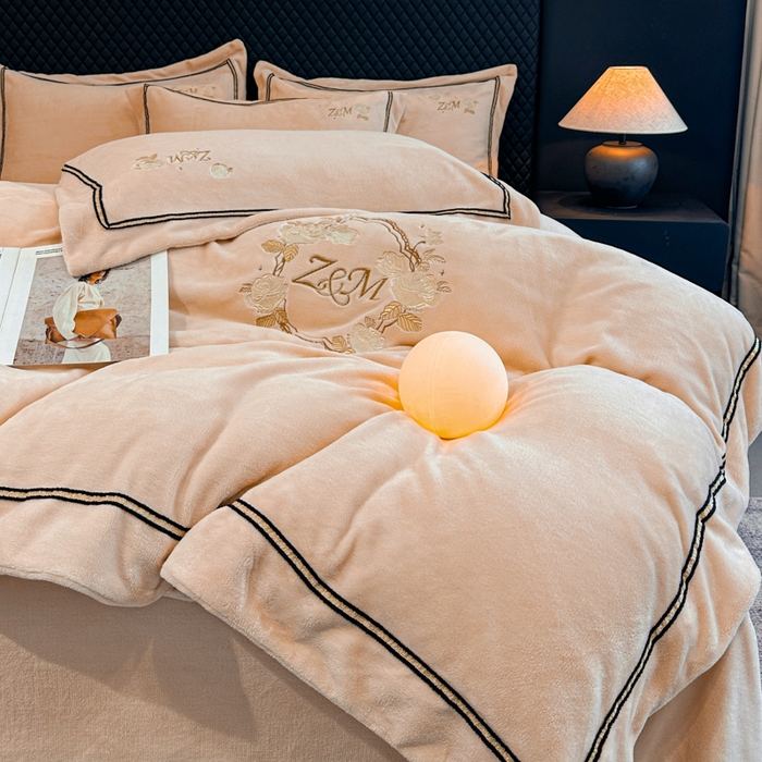 91家纺网 家纺一手货源 找家纺 诺梵家纺 2025新款8.2斤牛奶绒刺绣四件套-布莱妮系列 布莱妮-肉粉