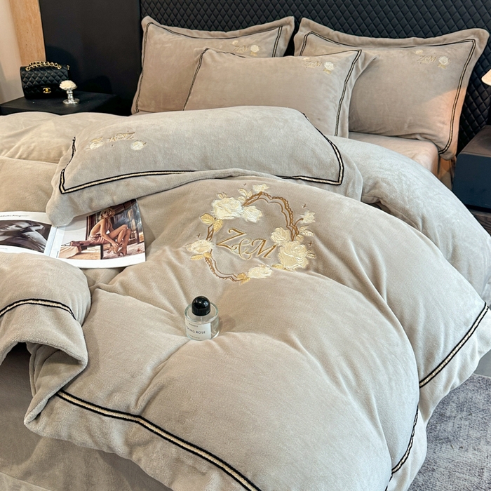 91家纺网 家纺一手货源 找家纺 诺梵家纺 2025新款8.2斤牛奶绒刺绣四件套-布莱妮系列 布莱妮-米灰