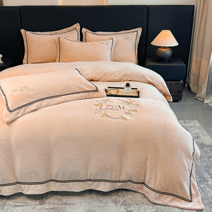 91家纺网 家纺一手货源 找家纺 诺梵家纺 2025新款8.2斤牛奶绒刺绣四件套-布莱妮系列 布莱妮-肉粉