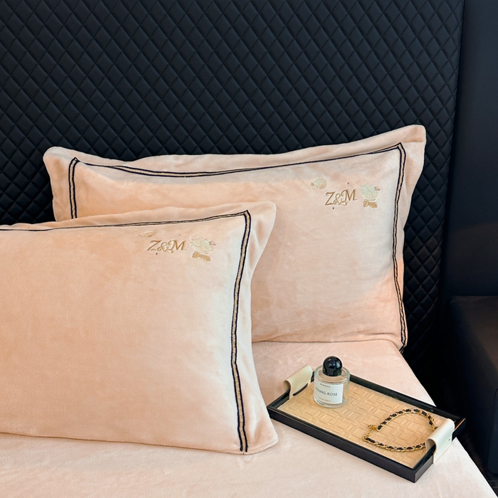 91家纺网 家纺一手货源 找家纺 诺梵家纺 2025新款8.2斤牛奶绒刺绣四件套-布莱妮系列 布莱妮-肉粉