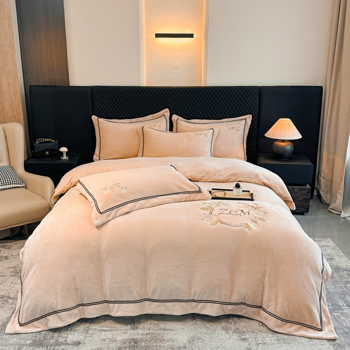 91家纺网 家纺一手货源 找家纺 诺梵家纺 2025新款8.2斤牛奶绒刺绣四件套-布莱妮系列 布莱妮-肉粉