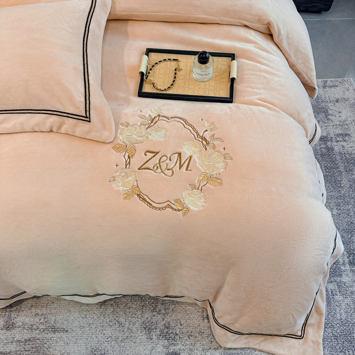 91家纺网 家纺一手货源 找家纺 诺梵家纺 2025新款8.2斤牛奶绒刺绣四件套-布莱妮系列 布莱妮-肉粉