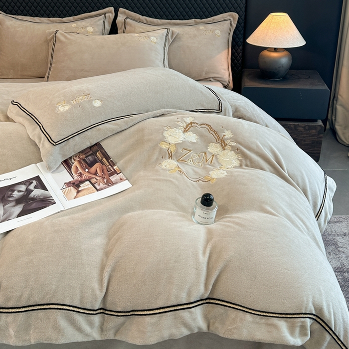 91家纺网 家纺一手货源 找家纺 诺梵家纺 2025新款8.2斤牛奶绒刺绣四件套-布莱妮系列 布莱妮-米灰