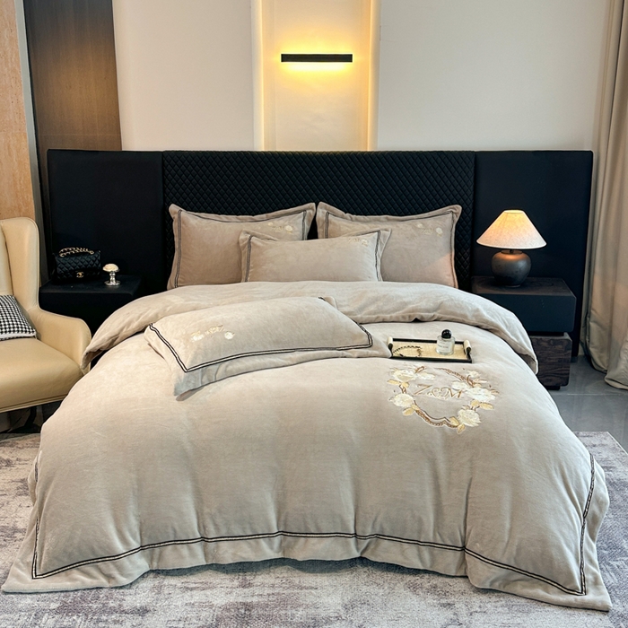 91家纺网 家纺一手货源 找家纺 诺梵家纺 2025新款8.2斤牛奶绒刺绣四件套-布莱妮系列 布莱妮-米灰