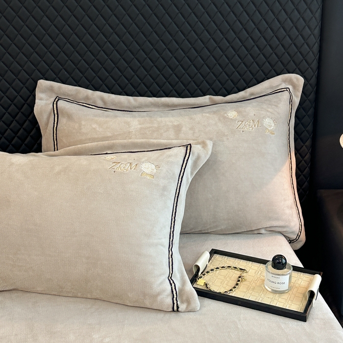 91家纺网 家纺一手货源 找家纺 诺梵家纺 2025新款8.2斤牛奶绒刺绣四件套-布莱妮系列 布莱妮-米灰