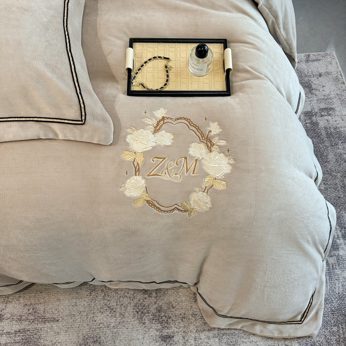 91家纺网 家纺一手货源 找家纺 诺梵家纺 2025新款8.2斤牛奶绒刺绣四件套-布莱妮系列 布莱妮-米灰