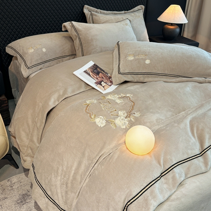 91家纺网 家纺一手货源 找家纺 诺梵家纺 2025新款8.2斤牛奶绒刺绣四件套-布莱妮系列 布莱妮-米灰