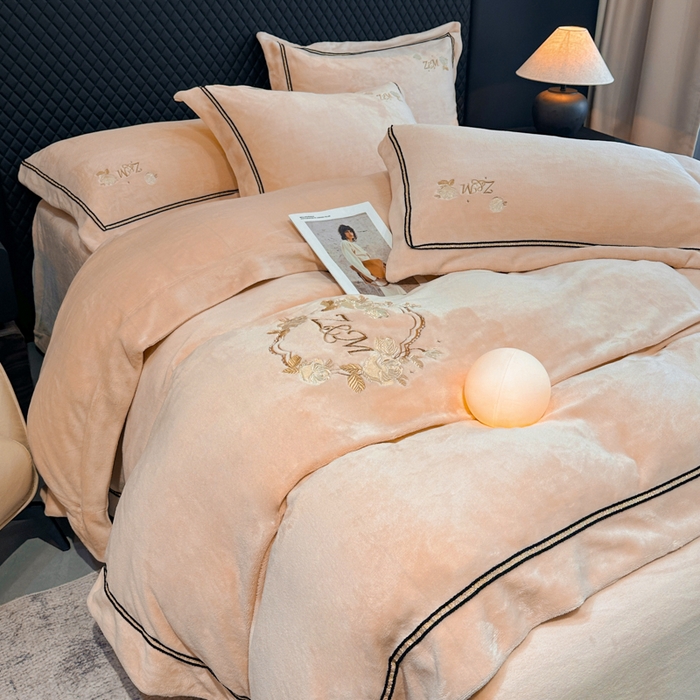 91家纺网 家纺一手货源 找家纺 诺梵家纺 2025新款8.2斤牛奶绒刺绣四件套-布莱妮系列 布莱妮-肉粉