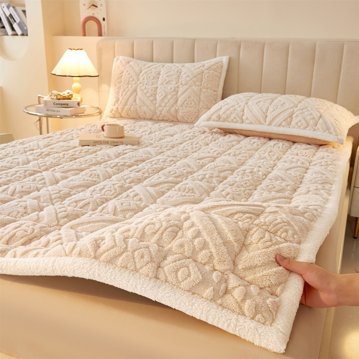 91家纺网 家纺一手货源 找家纺 雯豆家纺 2025秋冬新款加厚塔芙绒床垫床褥床护垫双人床纯色素色垫子 塔芙绒床褥-英伦奶咖