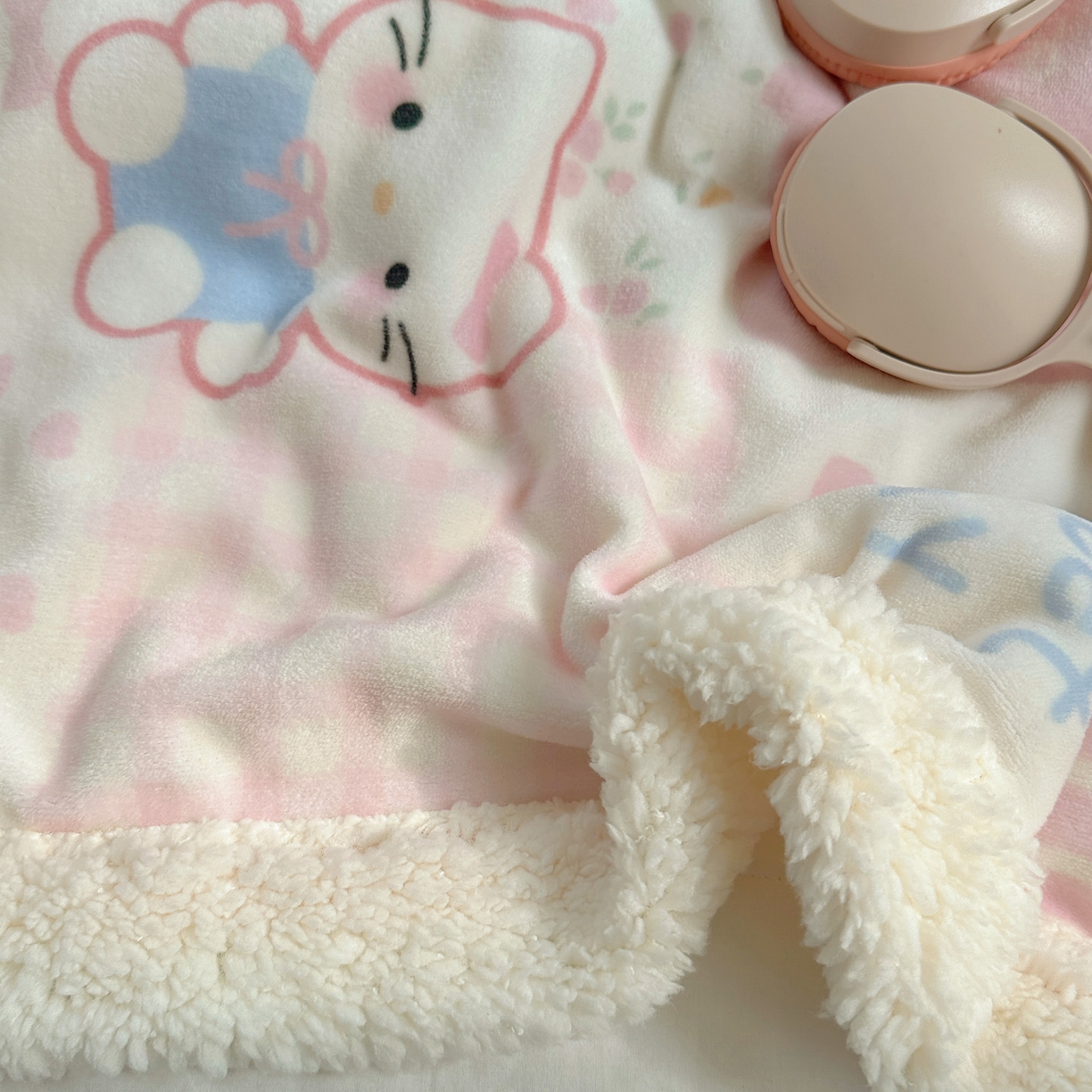 91家纺网 家纺一手货源 找家纺 六巷胡同 2025新款INS卡通A类牛奶绒羊羔绒毛毯毯子 软萌碎花猫