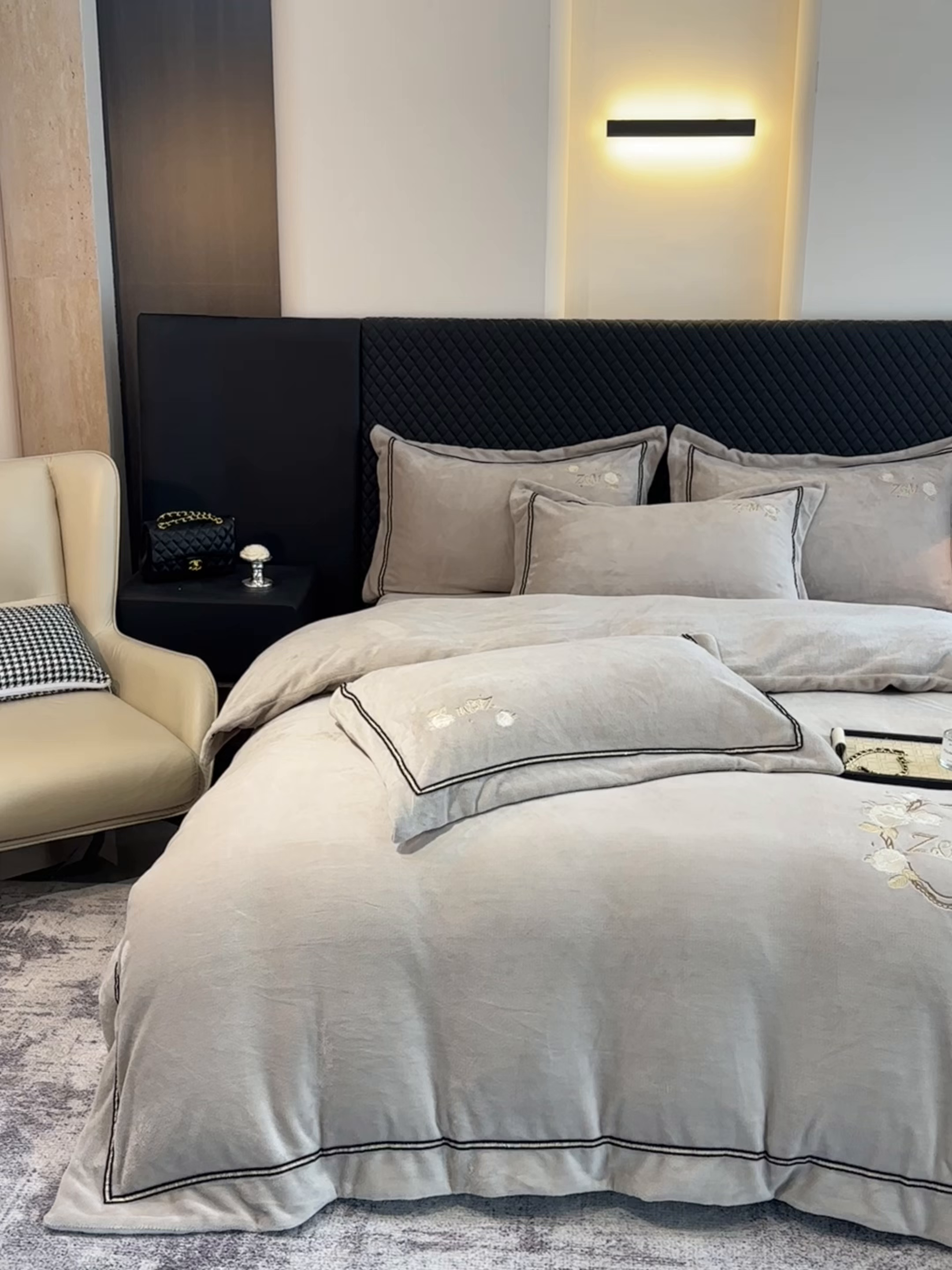 91家纺网 家纺一手货源 找家纺 诺梵家纺 2025新款8.2斤牛奶绒刺绣四件套-布莱妮系列 布莱妮-米灰