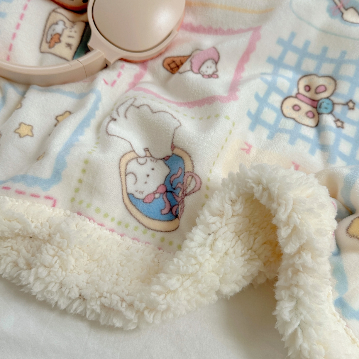 91家纺网 家纺一手货源 找家纺 六巷胡同 2025新款INS卡通A类牛奶绒羊羔绒毛毯毯子 甜点聚会喵