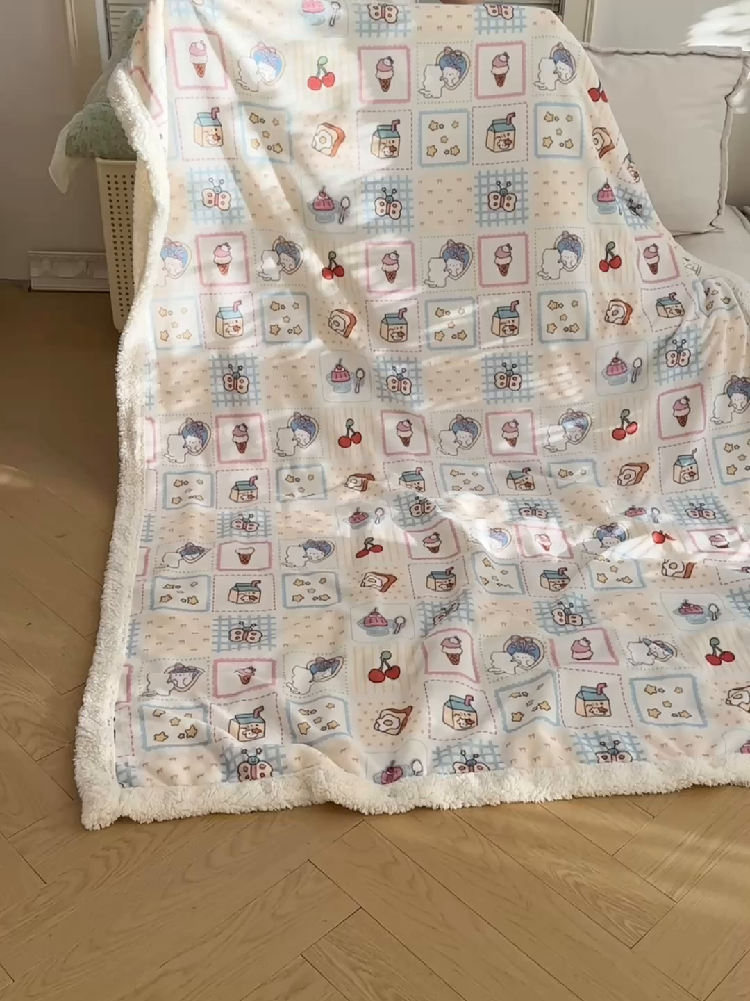 91家纺网 家纺一手货源 找家纺 六巷胡同 2025新款INS卡通A类牛奶绒羊羔绒毛毯毯子 甜点聚会喵