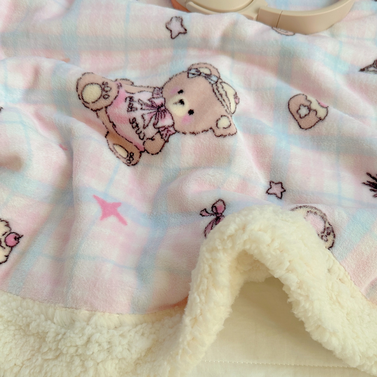 91家纺网 家纺一手货源 找家纺 六巷胡同 2025新款INS卡通A类牛奶绒羊羔绒毛毯毯子 熊友茶话会