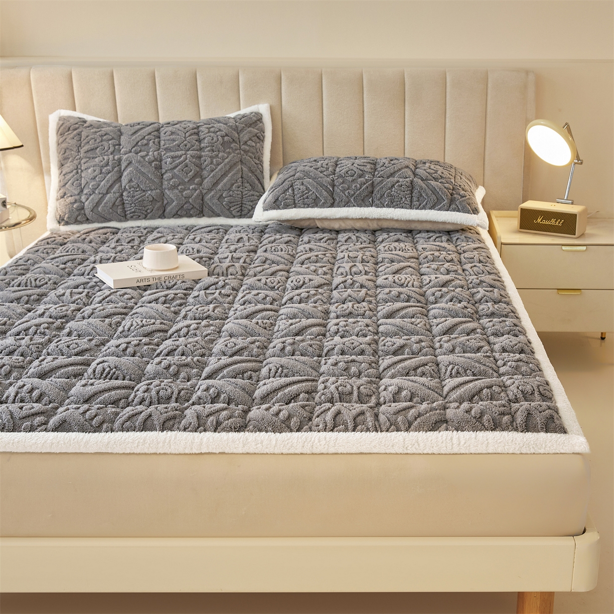 91家纺网 家纺一手货源 找家纺 雯豆家纺 2025秋冬新款加厚塔芙绒床垫床褥床护垫双人床纯色素色垫子 塔芙绒床褥-英伦深空灰