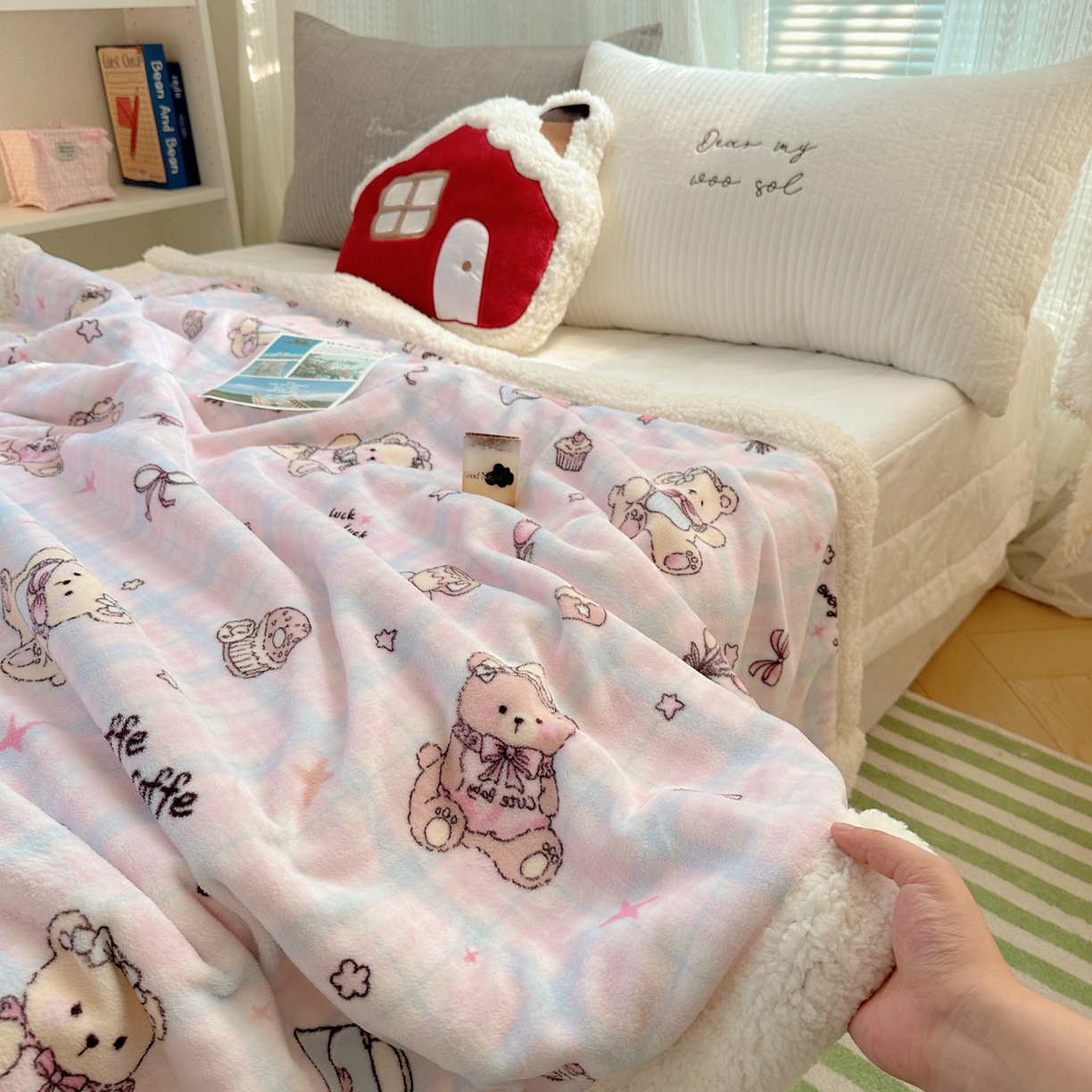 91家纺网 家纺一手货源 找家纺 六巷胡同 2025新款INS卡通A类牛奶绒羊羔绒毛毯毯子 熊友茶话会